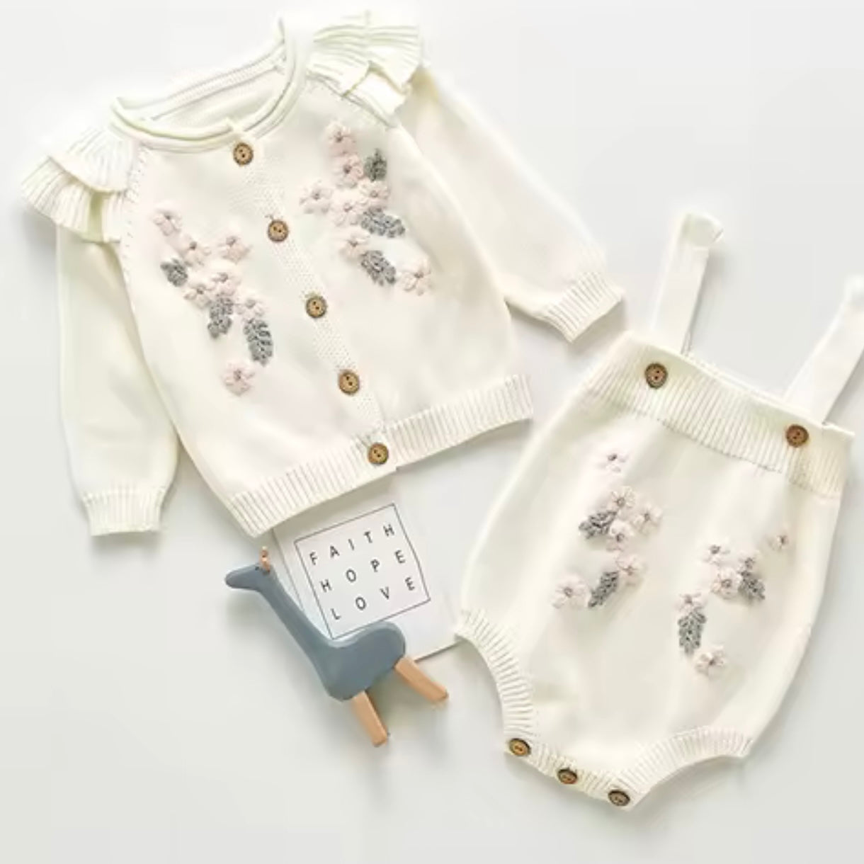 WHITE FLORAL TWO PIECE BUTTON SET