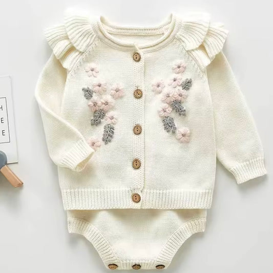 WHITE FLORAL TWO PIECE BUTTON SET