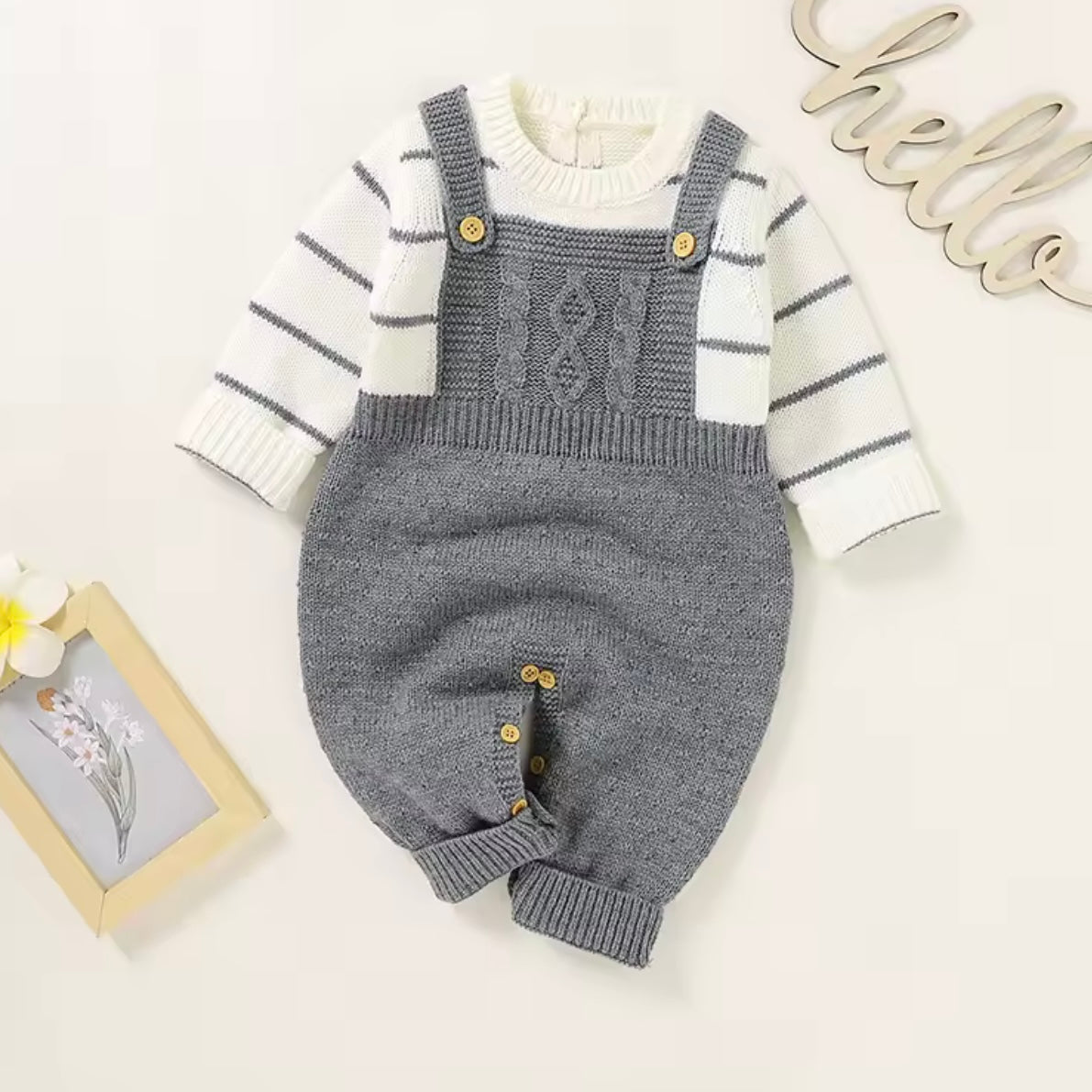 ROMPER KNITTED IN OVERALL DESIGN